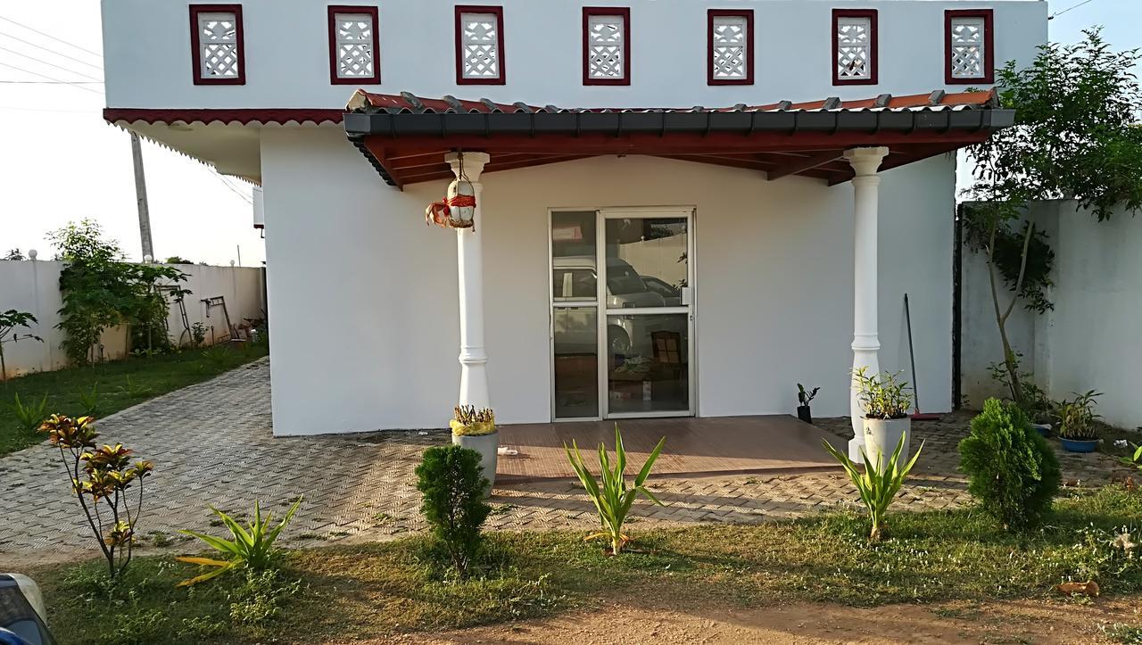 Nilaveli Gates Hotel Exterior photo